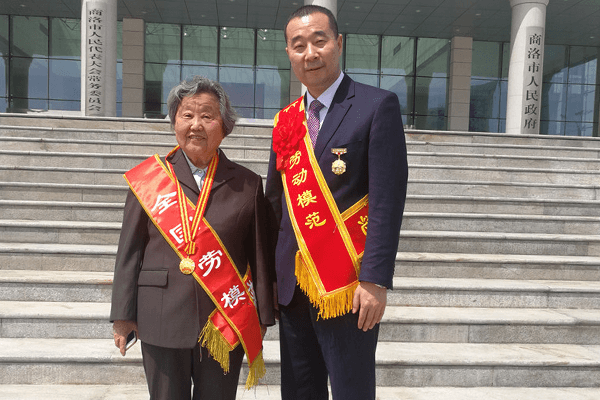 东正公司董事长任战洲同志获“商洛市劳动模范”光荣称号
